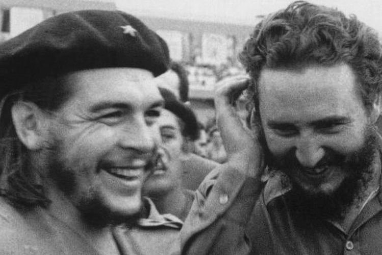 Foto yang diambil pada 1960-an ini memperlihatkan Fidel Castro (kanan), saat itu adalah perdana menteri Kuba, bertemu dengan rekan seperjuangannya Ernesto Che Guevara.