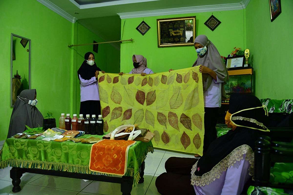 Kelompok Perempuan Peduli Gambut (KPPG) di Desa Harapan Tani, Kecamatan Kempas, Kabupaten Indragiri Hilir (Inhil), Riau, merupakan komunitas lokal perempuan binaan Badan Restorasi Gambut dan Mangrove (BMRG) yang berpartisipasi langsung dalam restorasi gambut dan rehabilitasi mangrove.