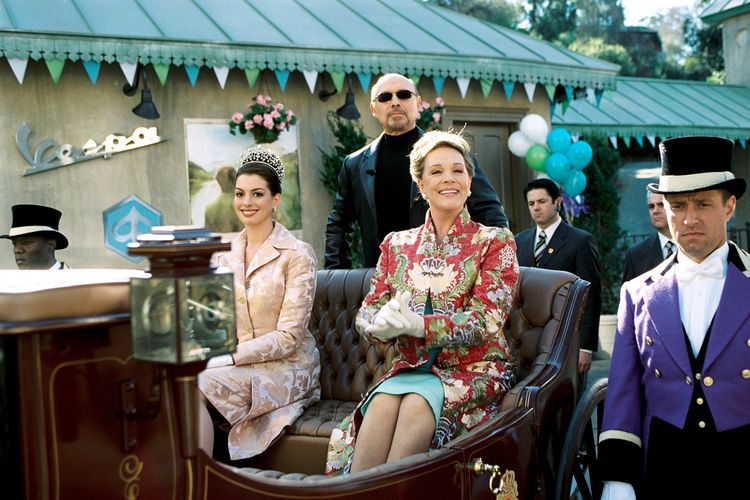 Mia (Anne Hathaway, left) is aided in her quest for a groom by her beautiful, wise grandmother, Queen Clarisse (Julie Andrews, center right), and top security man, Joseph (Hector Elizondo, center left).