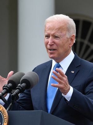 Presien Amerika Serikat (AS) Joe Biden didampingi Wakil Presiden Kamala Harris ketika memberikan pernyataan penanganan dan vaksinasi Covid-19 di Rose Garden, Gedung Putih, Washington DC, pada 13 Mei 2021.