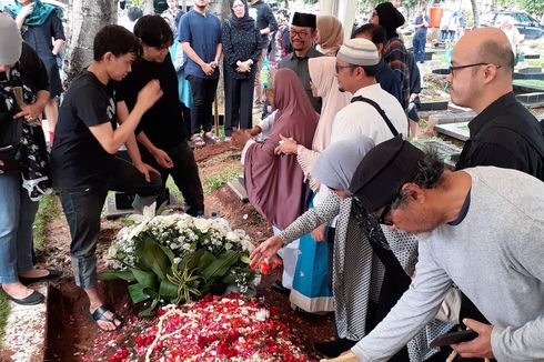 Yanti Noor Dimakamkan Satu Liang Lahad dengan Chrisye