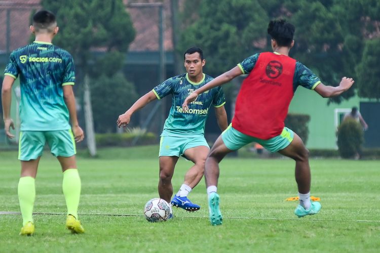 Eriyanto pemain Persib Bandung berposisi wing back. Eks penggawa Timnas Indonesia itu masih menantikan menit bermain di Kompetisi Liga 1 2022-2023 sejak direkrut Persib di awal musim.