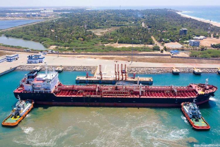 Proyek ambisius pelabuhan internasional Hambantota yang bangkrut dan akhirnya disewakan ke Cina untuk masa 99 tahun.
