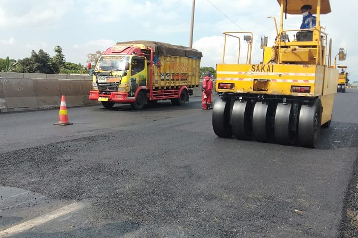 Pekerjaan jalan di Tol Cipularang