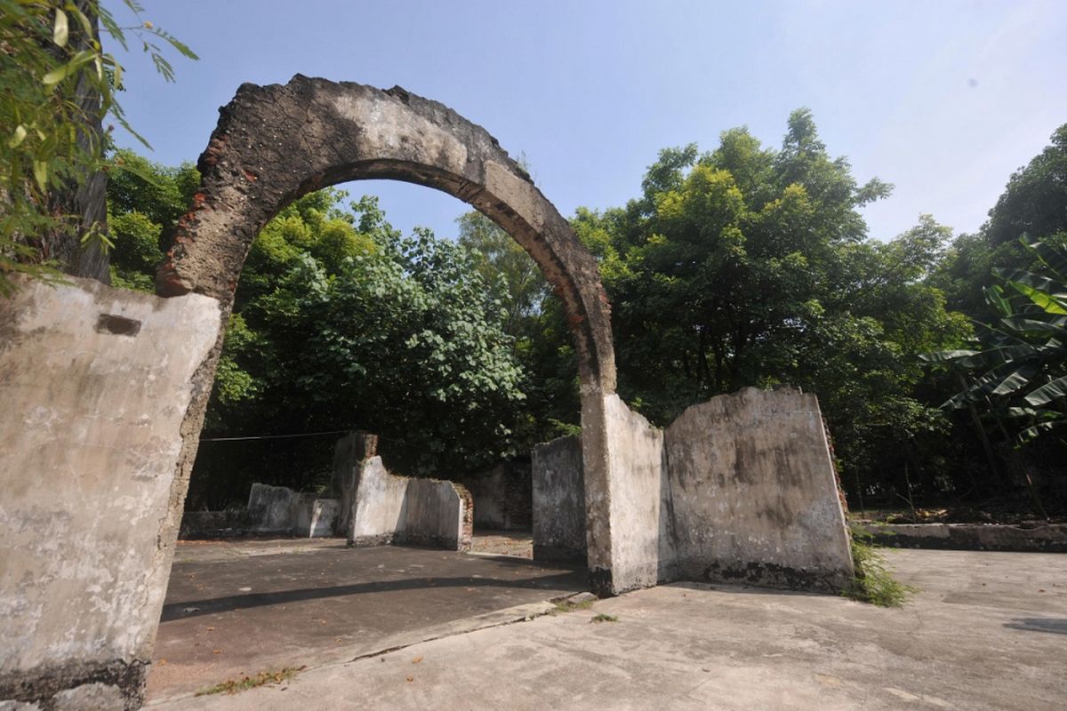 Bekas rumah sakit haji di Pulau Onrust, Kepulauan Seribu, Minggu (12/4). Pulau Onrust dahulu digunakan Pemerintah kolonial Belanda sebagai tempat karantina calon haji. Saat ini Pulau Onrust menjadi cagar budaya yang setiap akhir pekan banyak didatangi wisatawan.