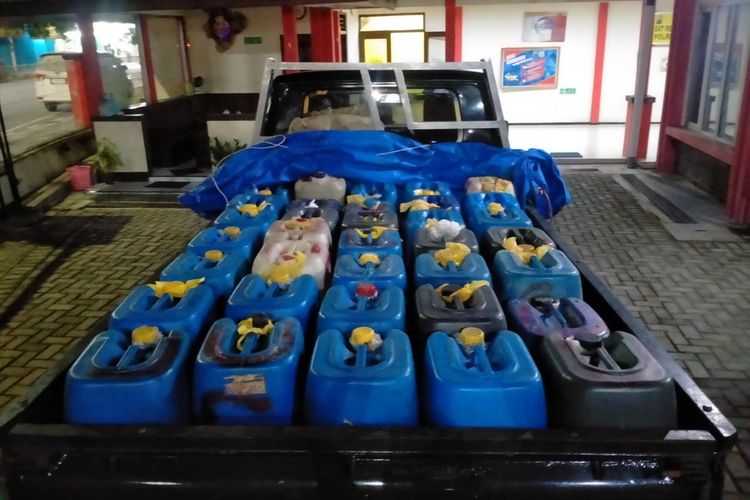 Mobil bak terbuka berisikan ratusan liter miras jenis arak diamankan di kantor polisi, Sabtu (23/1/2022)