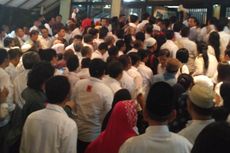 Membeludak, Ratusan Relawan Jokowi Tak Bisa Masuk ke Acara Silaturahim Nasional 