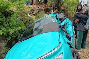 Taksi Green SM yang Tertabrak KRL di Bekasi Belum Dievakuasi, Teronggok di Pinggir Rel