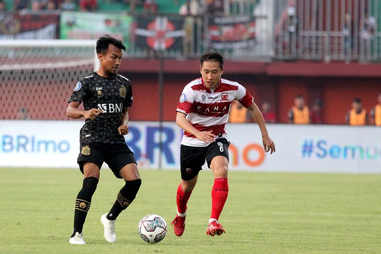Pemain Madura United Lee Yujun dan pemain Bhayangkara FC M Hargianto mengejar bola saat pertandingan pekan ke-9 Liga 1 2022-2023 yang berakhir dengan skor 1-0 di Stadion Gelora Ratu Pamelingan Pamekasan, Kamis (8/9/2022) sore.