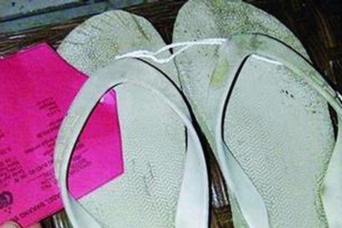 Inilah sandal jepit yang diakui milik anggota Brimob Polda Sulteng, Briptu Anwar Rusdi Harahap. Seorang siswa SMK dituduh mencuri sandal ini dan akhirnya diseret ke pengadilan.