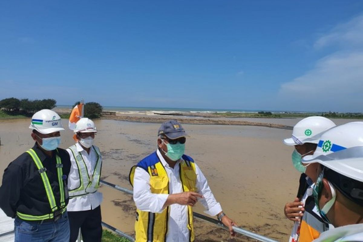 Menteri Pekerjaan Umum dan Perumahan Rakyat (PUPR) Basuki Hadimuljono meninjau pembangunan infrastruktur pengendali banjir untuk melindungi Bandara Yogyakarta Internasional Airport (YIA) di Kabupaten Kulon Progo, Daerah Istimewa Yogyakarta (DIY), Kamis (4/2/2021).