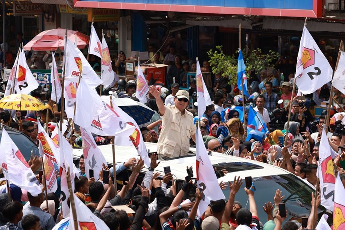 Prabowo Subianto sat menyapa warga dan pedagang di Pasar Raya Padang, Kota Padang, Sumbar, Sabtu (9/12/2023).