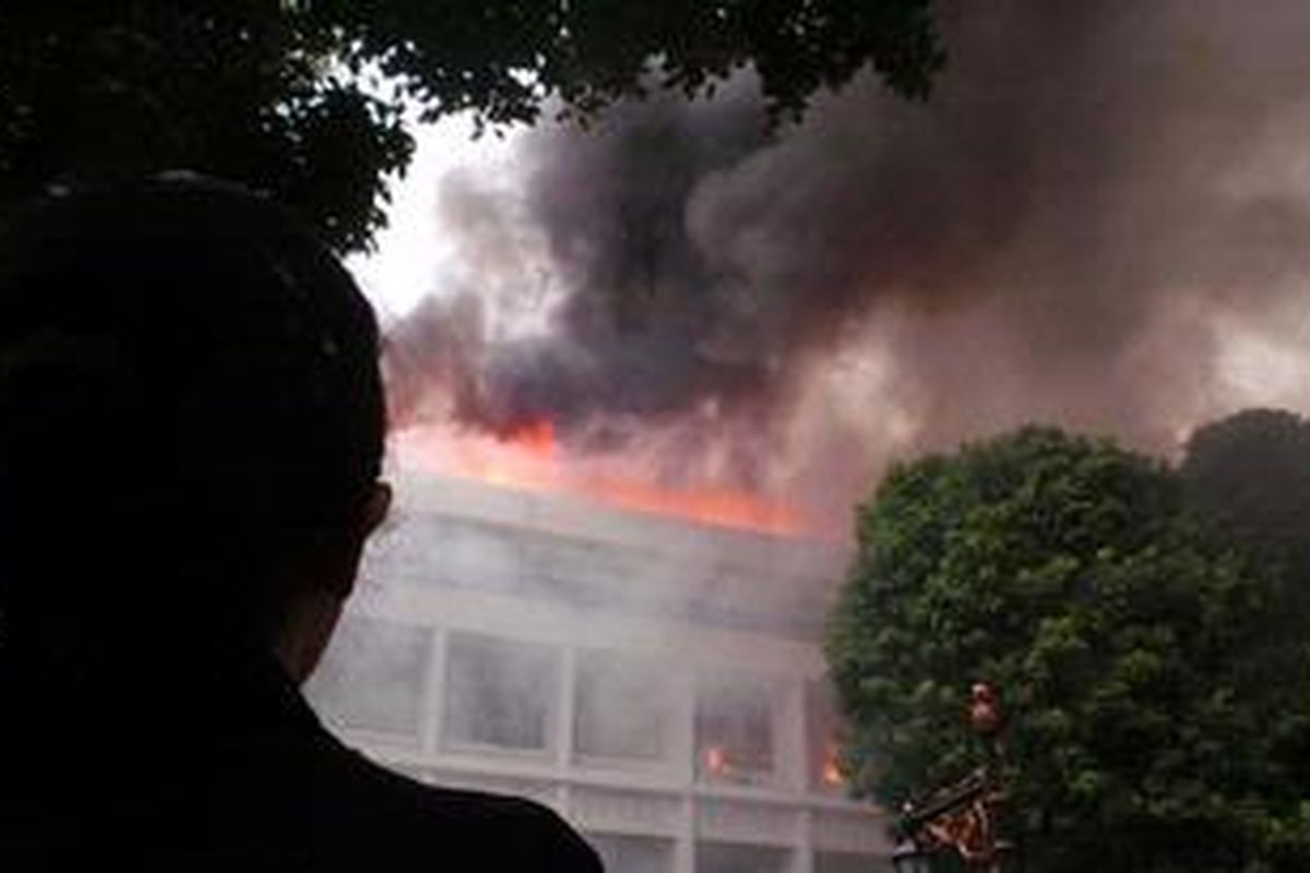 Api melumat Gedung Sekretariat Negara, Jakarta Pusat, kamis (21/3/2013).