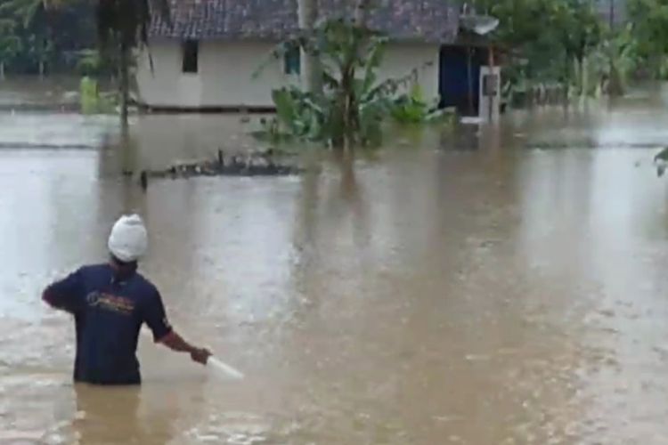 Situasi banjir di Desa Cikupa Kecamatan Karangnunggal Kabupaten Tasikmalaya, Jawa Barat, yang merendam ratusan rumah dan beberapa desa terisolir akibat luapan Sungai Cilangla, Rabu (26/10/2022).