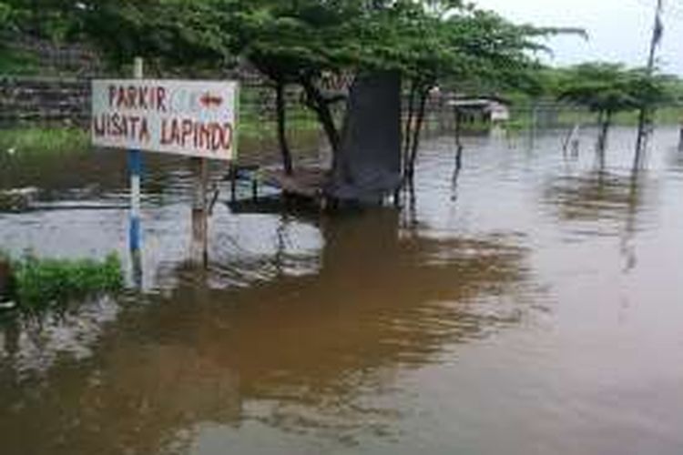 Jalan raya dan rel di bawah tanggul lumpur Sidoarjo tergenang banjir