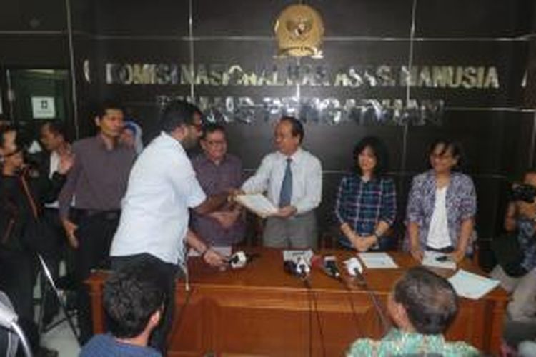Koalisi Masyarakat Sipil melaporkan penangkapan Bambang Widjojanto ke Komisi Nasional Hak Asasi Manusia, Senin (26/1/2015).