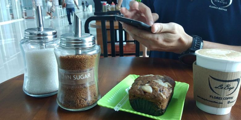 Banana cake di La Bajo Flores Coffee, Bandara Komodo, Labuan Bajo, Manggarai Barat, Nusa Tenggara Timur, Sabtu (14/4/2018).