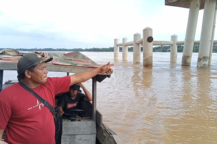 Masyarakat Kota Sebrang Stop Kapal Tongkang Angkutan Batu Bara di Jembatan Aurduri I, Kecamatan Danau Teluk,Kota Jambi 