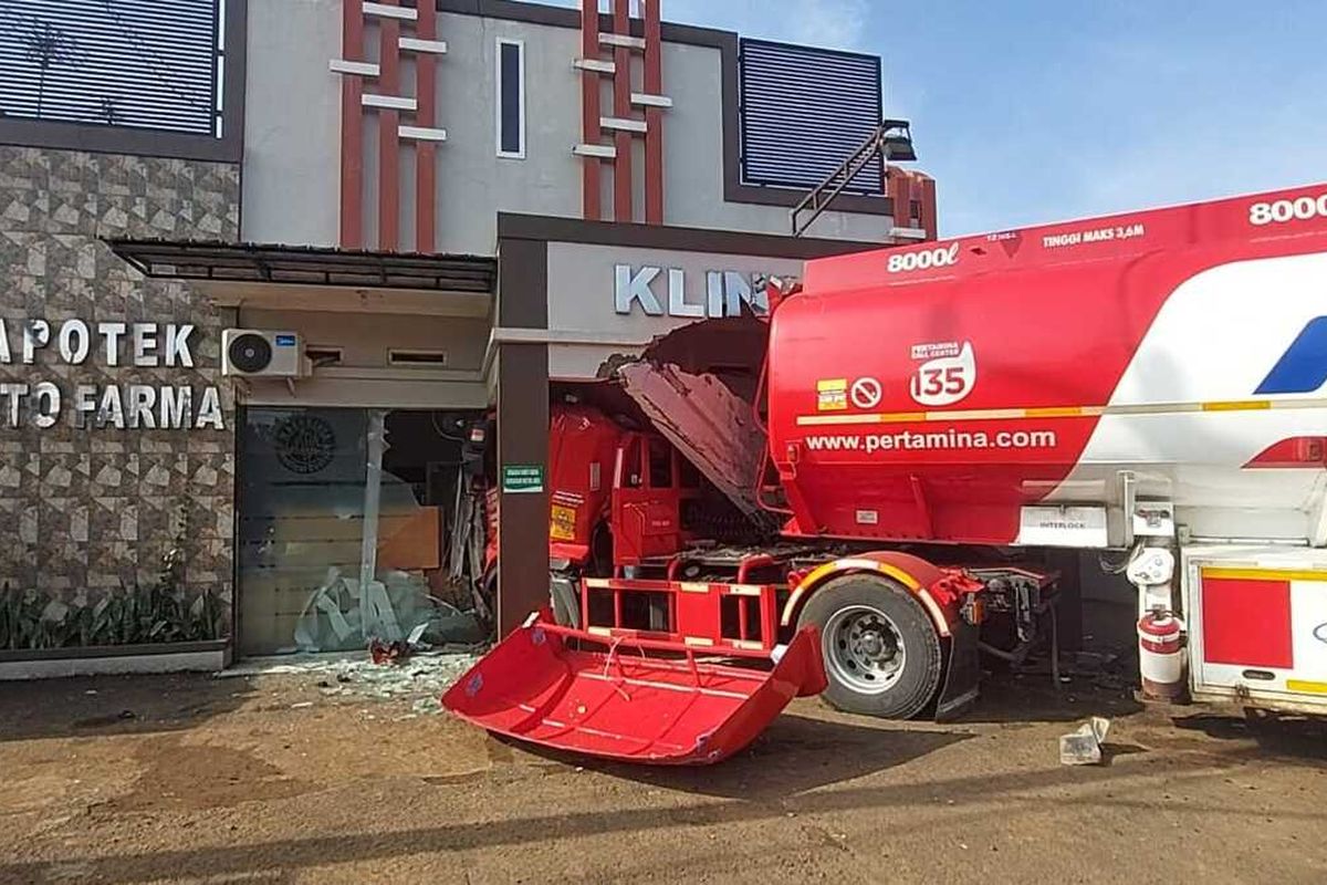 Truk tangki berisi BBM milik PT Pertamina menghantam sebuah klinik saat oleng dan tak mampu dikendalikan pengemudinya usai berupaya menyalip kendaraan di depannya di Jalan RTA Adiningrat, Pasar Rebo, Manonjaya, Kabupaten Tasikmalaya, Jawa Barat, Senin (14/11/2022).