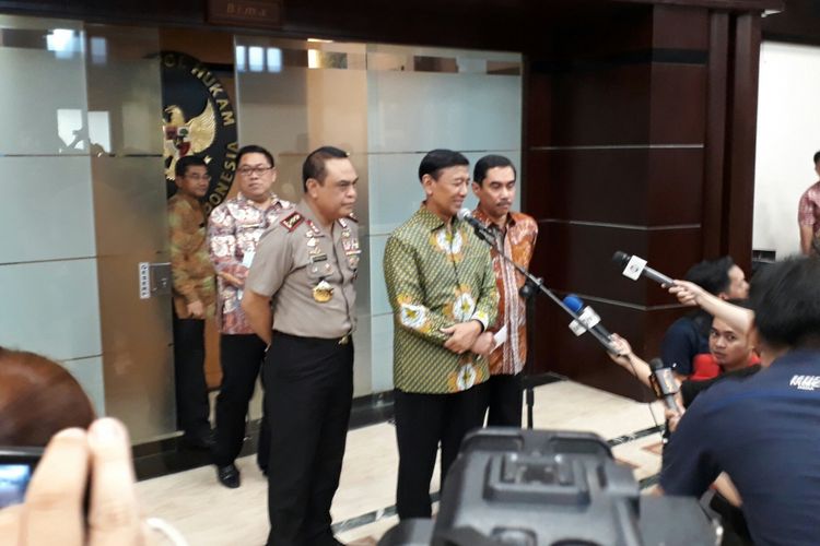 Menteri Koordinator Bidang Politik Hukum dan Keamanan Wiranto (tengah), Wakapolri Komjen Syafruddin (kiri foto) dan Kepala BNPT Suhari Alius (kanan foto). Jumat (26/5/2017)
