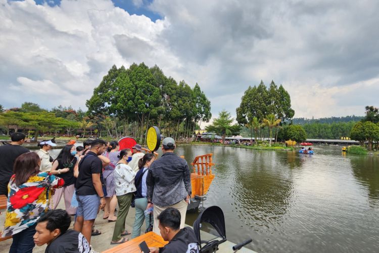Masyarakat saat antre menaiki perahu di objek wisata Floating Market, Lembang, Kabupaten Bandung Barat, Jawa Barat, Minggu (23/4/2023).