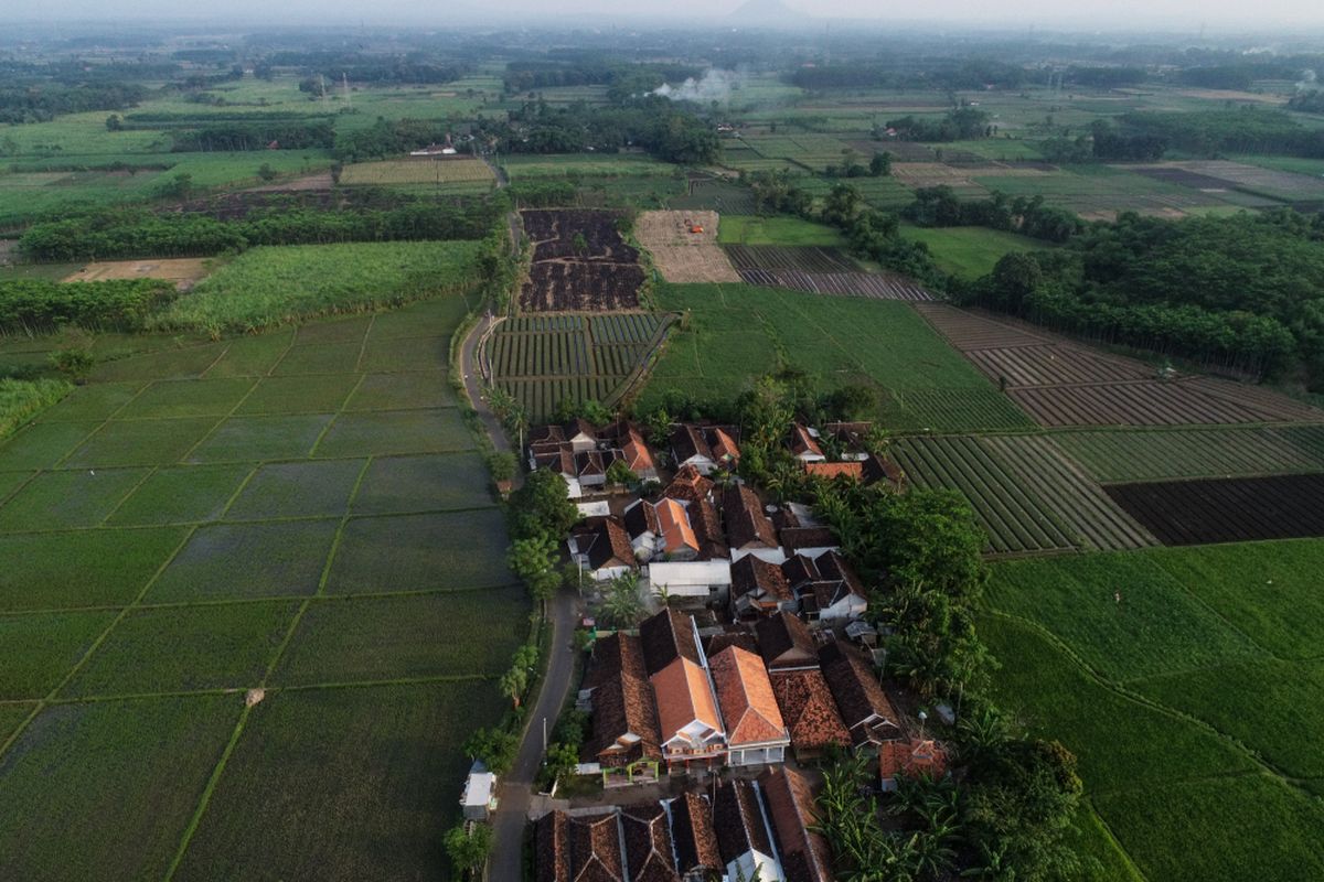 Foto udara bakal lokasi proyek Tol Probolinggo-Banyuwangi di Kecamatan Gending, Kabupaten Probolinggo, Jawa Timur, Rabu (6/6/2018). Jalan Tol Probolinggo-Banyuwangi direncanakan terbagi menjadi tiga seksi yaitu meliputi Seksi I Probolinggo-Besuki (46,1 km), Seksi II Besuki-Curahkalak (59,5 km), dan Seksi III Curahkalak-Ketapang (66,4 km) dan ditargetkan selesai akhir tahun 2019.