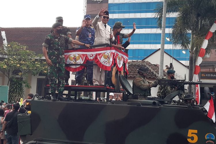 Wakil Wali Kota Solo Teguh Prakosa bersama jajaran Forkopimda menaiki kendaraan tempur milik TNI AD dalam pawai pembangunan HUT ke-77 RI di Solo, Jawa Tengah, Jumat (19/8/2022).