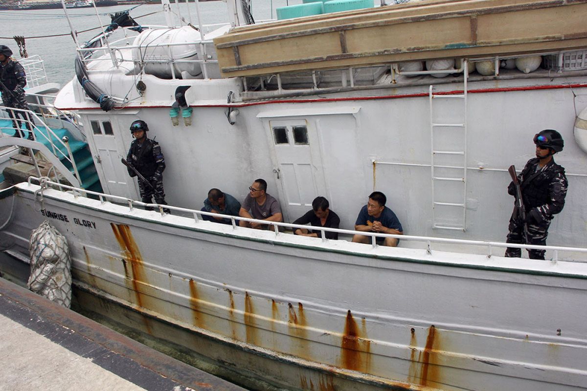 Empat orang tersangka dari kasus penyelundupan narkoba jenis sabu seberat 1 ton 29 kg yang ditemukan dari Kapal MV Sunrise Glory di perairan Selat Phillip perbatasan antara Singapura dan Batam, oleh KRI Sigurot 864, Kepulauan Riau, Kamis (8/2/2018). Berdasarkan hasil pengembangan, total ada sekitar 3 ton sabu di dalam Kapal MV Sunrise Glory namun 1,3 ton lainnya diduga lebih dulu diturunkan di Australia.