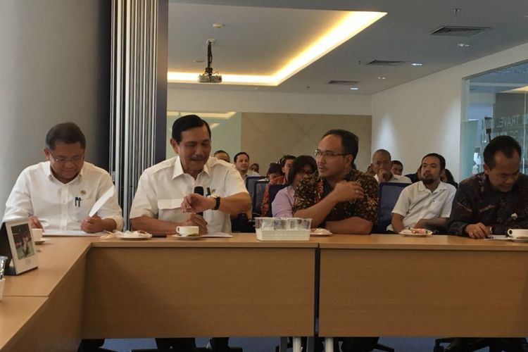 Menteri Koordinator Bidang Kemaritiman Luhut Binsar Panjaitan bersama Menteri Komunikasi dan Informatika Rudiantara dan Sekretaris Menteri Koordinator Bidang Perekonomian Susiwijono saat berkunjung ke redaksi Harian Kompas, Selasa (7/8/2018). Pemimpin redaksi Harian Kompas Budiman Tanuredjo turut serta dalam pertemuan tersebut dalam rangka membahas persiapan IMF-World Bank Annual Meeting 2018.