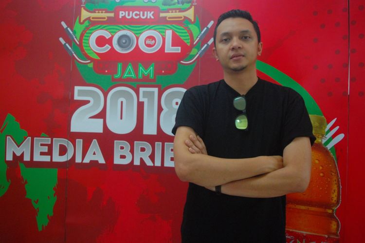 Musisi Iga Massardi saat berpose usai konferensi pers Pucuk Cool Jam 2018 Roadshow, di SMKN 1 Bogor, Jawa Barat, Rabu (21/2/2018).
