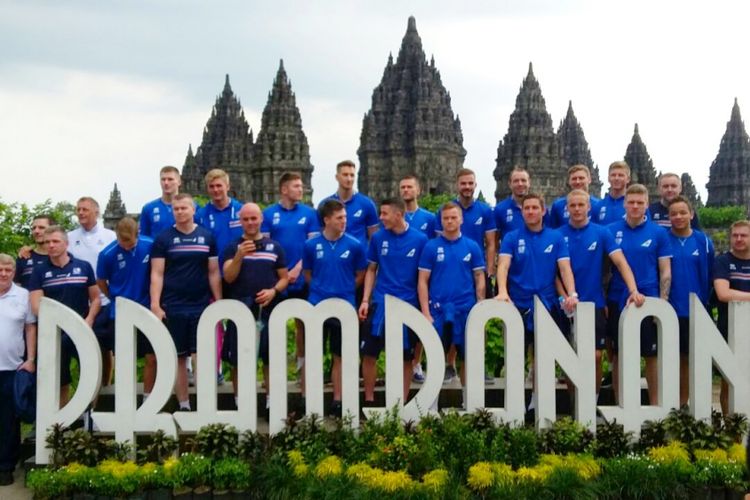 Pemain dan ofisial timnas Islandia saat berfoto di Candi Prambanan. 