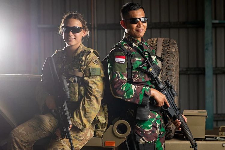 Prajurit Angkatan Bersenjata Australia Lucy Andrew bersama Letnan Satu TNI AD Reskiawan mengikuti latihan gabungan Wirra Jaya di Darwin. [ABC News/Che Chorley]
