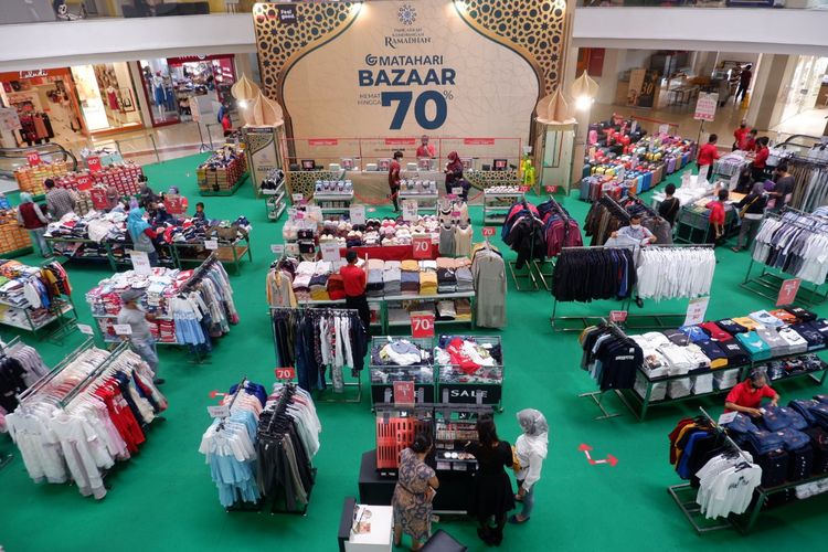 Suasana bazar di Matahari Department Store, Mal Citraland Tanjung Duren, Jakarta Barat, Minggu (2/5/2021).