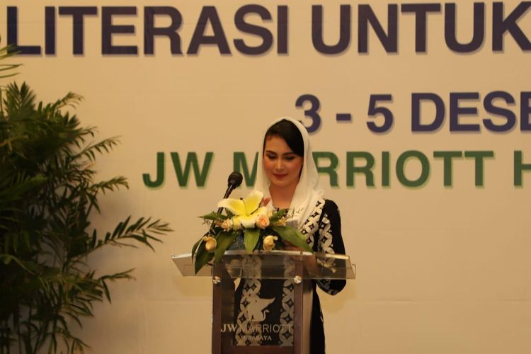 Bunda Baca Provinsi Jawa Timur Arumi Bachsin turut memberikan motivasi pada kegiatan Peer Learning Meeting Nasional Transformasi Perpustakaan Berbasis Inklusi Sosial di JW Marriott hotel, Surabaya Selasa, (3/12)