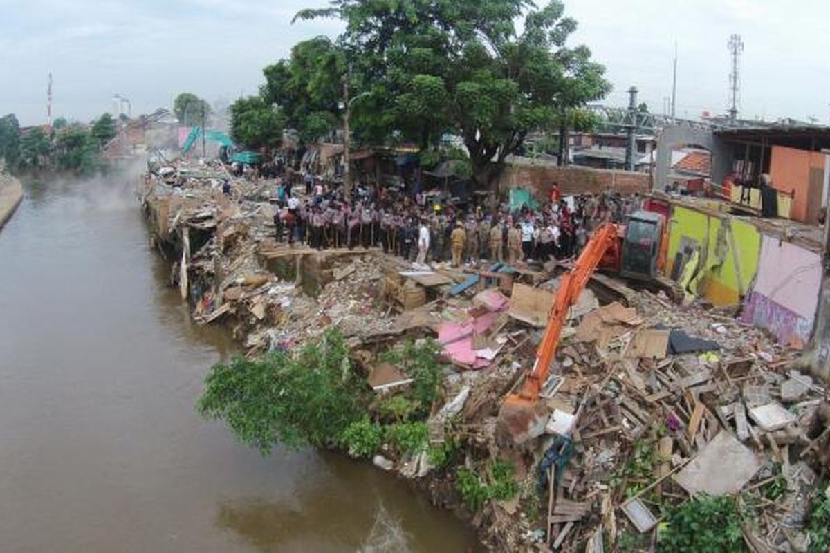 
Proses pembongkaran rumah warga Bukit Duri, Tebet, Jakarta, Rabu (28/9/2016). Pemerintah Provinsi DKI Jakarta menggusur bangunan yang berbatasan langsung dengan sungai Ciliwung dan akan merelokasi warga ke Rusun Rawa Bebek.


