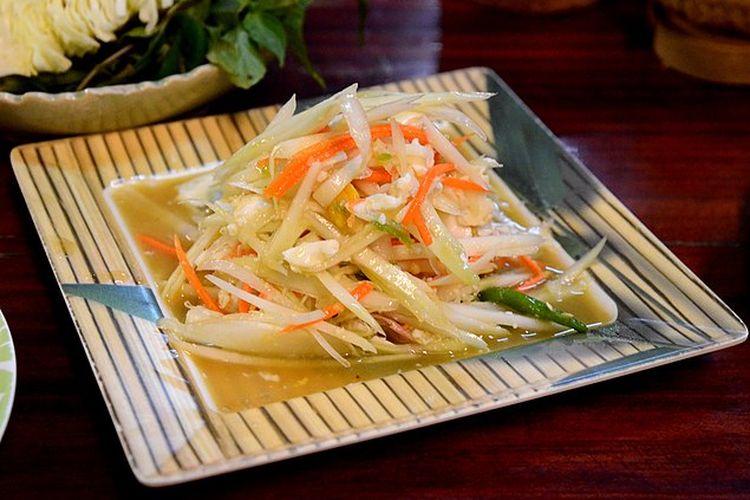 Ilustrasi som tam salad dengan cita rasa pedas khas Thailand