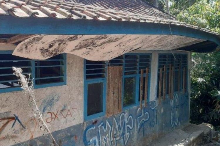 Penampakan ruangan kelas di SMPN 3 Argabintana Cianjur yang rusak. 