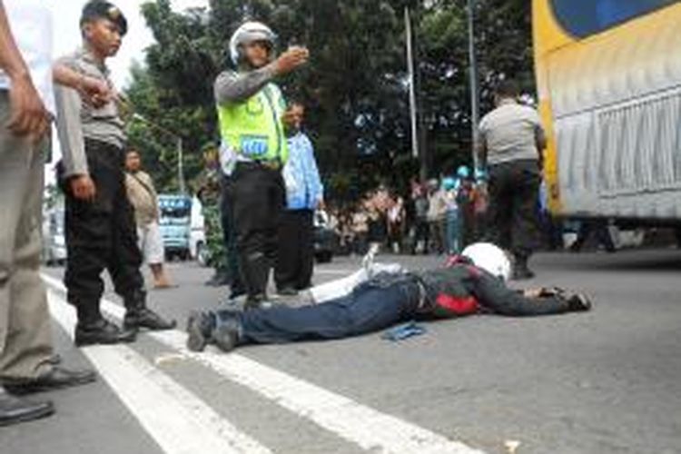 Seorang anggota Polres kabupaten Semarang,Ali Murtadlo, meninggal dunia setelah mengalami kecelakan di jalan raya Sultan Trenggono , Demak , Jumat ( 2/5/2014)