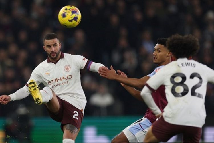 Bek Man City, Kyle Walker, tengah memberikan umpan dalam lanjutan Liga Inggris 2023-2024 yang mempertemukan Aston Villa vs Man City di Stadion Villa Park pada 6 Desember 2023.