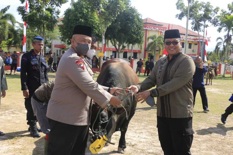 Wakapolda Sumbar Brigjen Pol Edy Mardianto menyerahkan sapi kurban pada Idul Adha, Minggu (10/7/2022).