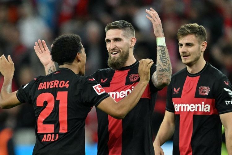 Amine Adli, Robert Andrich, dan Josip Stanisic merayakan kemenangan usai laga Bundesliga 2023-2024 antara Leverkusen vs Stuttgart di BayArena, 27 April 2024. Artikel ini berisi prediksi Atalanta vs Bayer Leverkusen.
