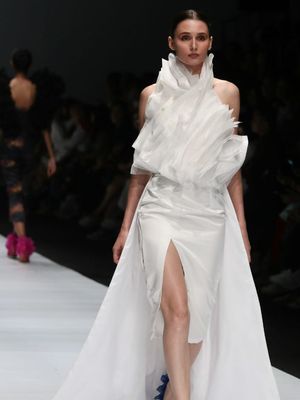 Koleksi busana rancangan Bella Shofie yang terinspirasi awan di pangging Jakarta Fashion Week 2020.