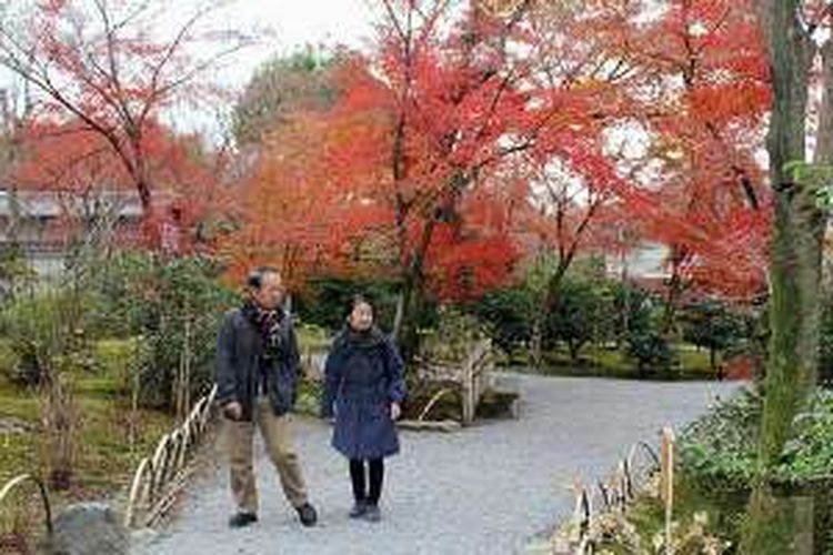 Keindahan pepohonan dengan daun berwarna-warni di Taman Sogenchy di kawasan Kuil Tenryuji, Arashiyama, Kyoto, Jepang, menjadi daya tarik tersendiri bagi wisatawan.