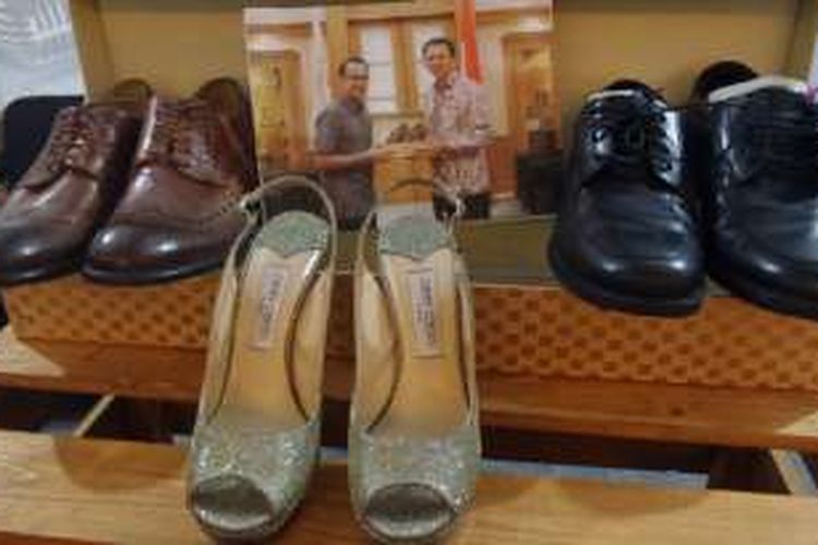 Dua pasang sepatu milik Ahok (kiri dan kanan) dan sepasang sepatu milik Krisdayanti (tengah) dilelang di booth #berSHOEkur di Central Park Mall, Jakarta Barat, Minggu (26/6/2016) malam.