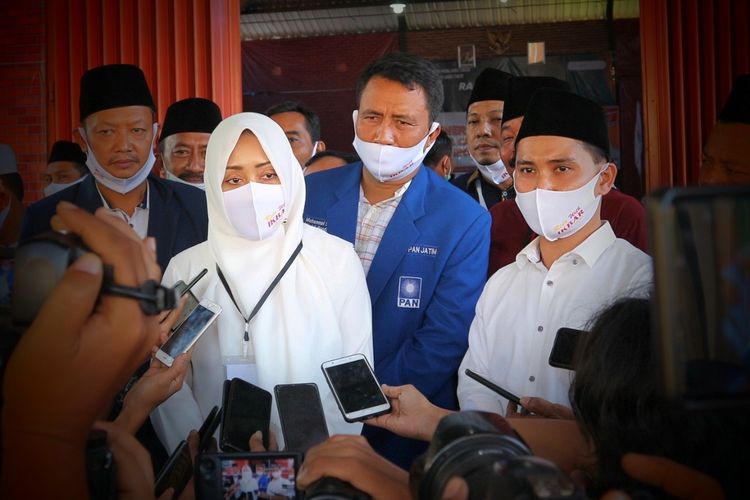 Pasangan Ikfina Fahmawati - Muhammad Al Barra usai mendaftarkan diri sebagai pasangan bakal calon bupati dan wakil bupati dalam Pilkada Kabupaten Mojokerto, Jawa Timur, Jumat (4/9/2020) petang.