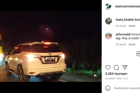 Bandel Lawan Arah Saat Macet, Fortuner Dipaksa Jalan Mundur 