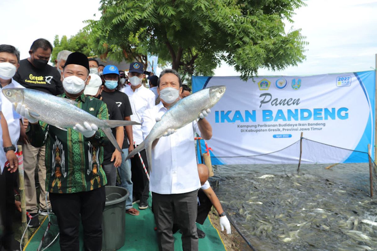 Menteri Kelautan dan Perikanan Sakti Wahyu Trenggono bersama Bupati Gresik Fandi Akhmad Yani, saat mengunjungi kampung perikanan budidaya ikan bandeng di Desa Pangkah Wetan, Kecamatan Ujungpangkah, Gresik, Jawa Timur, Kamis (21/4/2022).