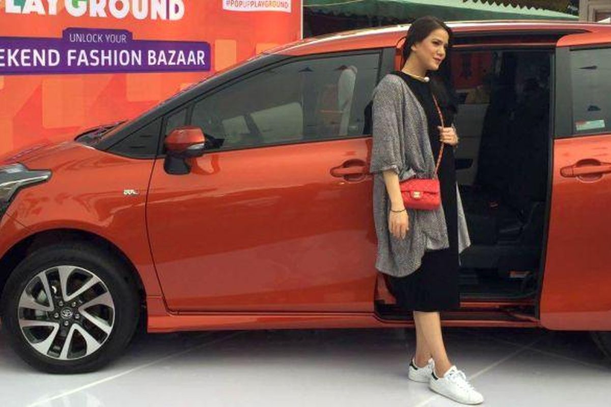 Alice Norin bersama Toyota Sienta