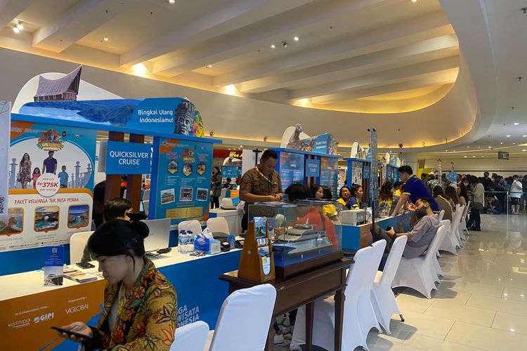 #DiIndonesiaAja Travel Fair digelar 1-3 Desember di Mall Central Park, Jakarta Barat. Suasana hari pertama travel fair yang cukup ramai, pada Jumat (1/12/2023).