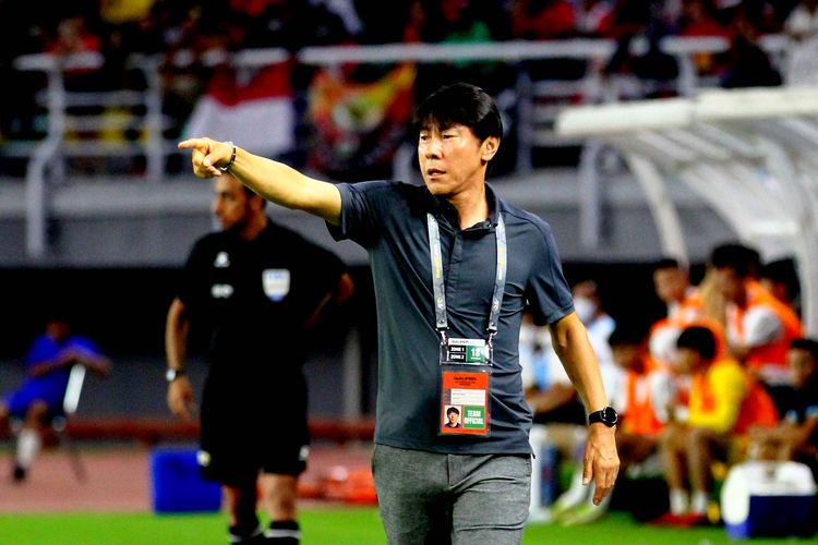 Pelatih Timnas Indonesia Shin Tae-yong memberi instruksidari pinggir lapangan saat pertandingan Kualifikasi Piala Asia U20 2023 melawan Vietnam yang berakhir dengan skor 3-2 di Stadion Gelora Bung Tomo Surabaya, Minggu (18/9/2022) malam.